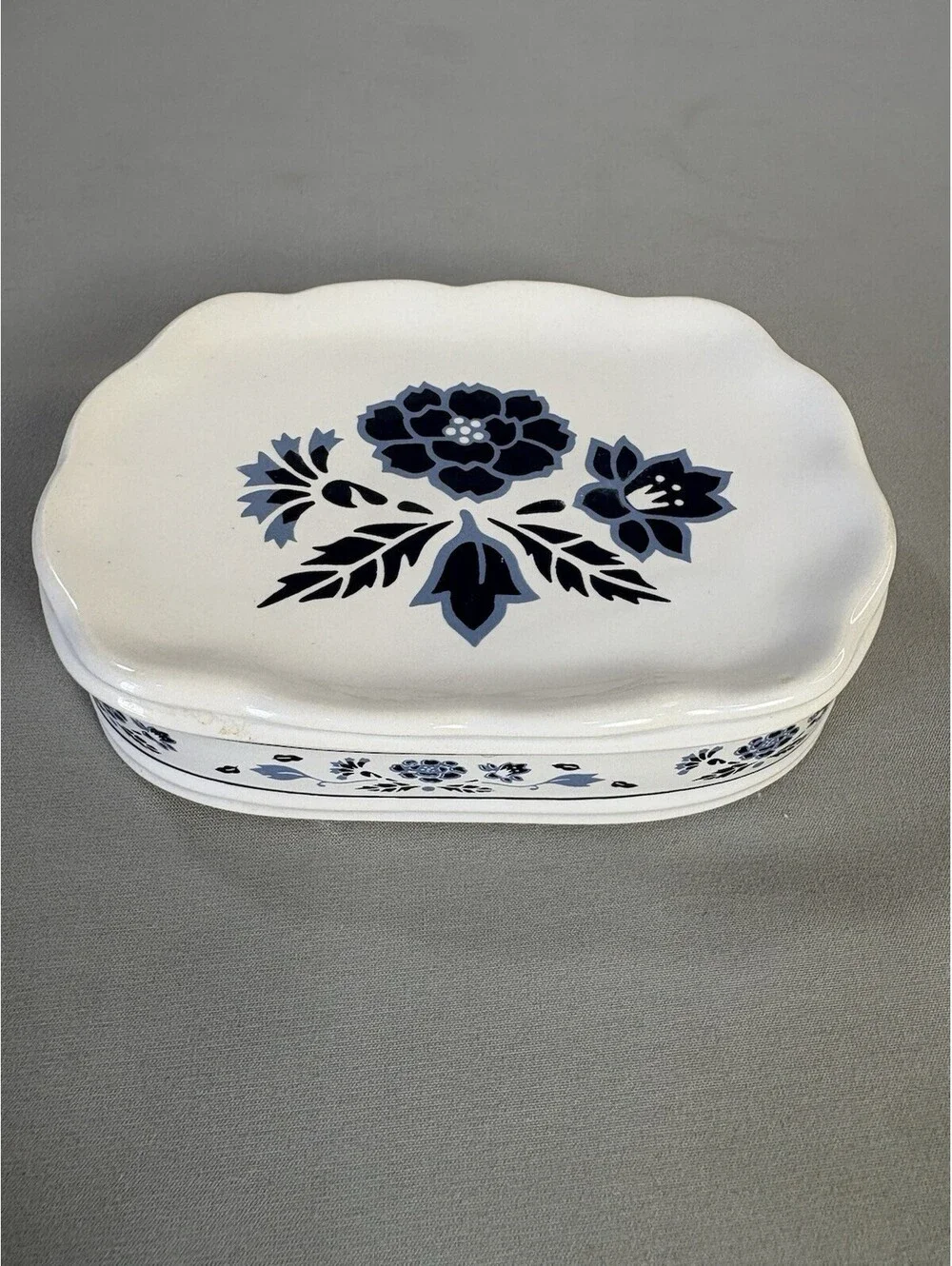 VTG Trenditions Ceramic Covered Soap Dish Blue White Floral Taiwan Cottagecore